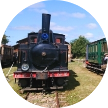 La locomotive vapeur devant son hangar.